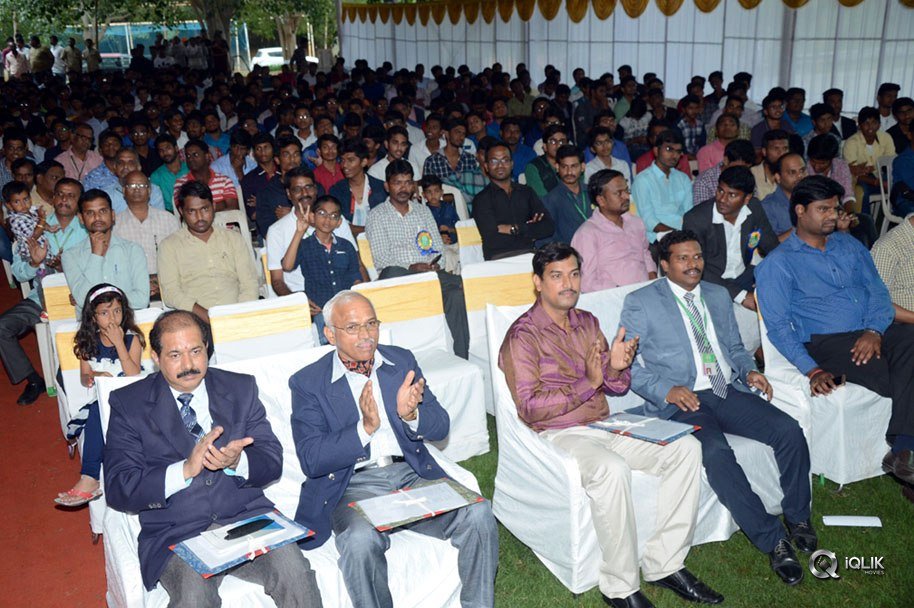 Raashi-Khanna-at-HITAM-College-Event